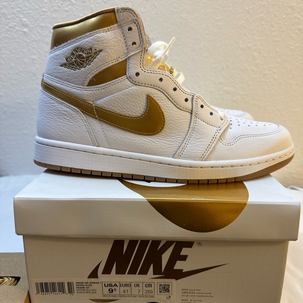 WMNS AIR JORDAN 1 RETRO HI OG FD2596 107 WHITE/METALLIC GOLD SIZE 9.5 - Picture 3 of 8